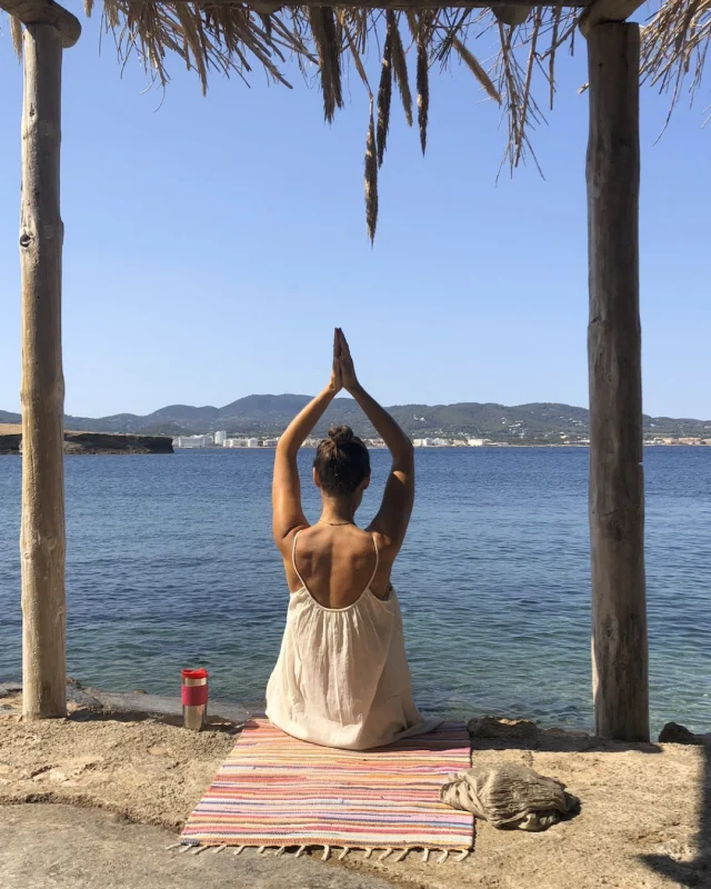 Regulating emotions isn’t about ignoring how you feel - it’s about responding to those feelings with care. Which of these techniques do you use the most? 💛

#women #femaleleaders #womensupportingwomen #lifecoach #yoga #meditation #wellness #wellnessretreat #lifecoachibiza #wellness #meditation #lifecoach #lifecoaching #mindsetcoaching #breathwork #breathingtechniques #growthmindset #successtips #menopausesupport #menopausitivity #menopause #breathworkteacher #essentialoils